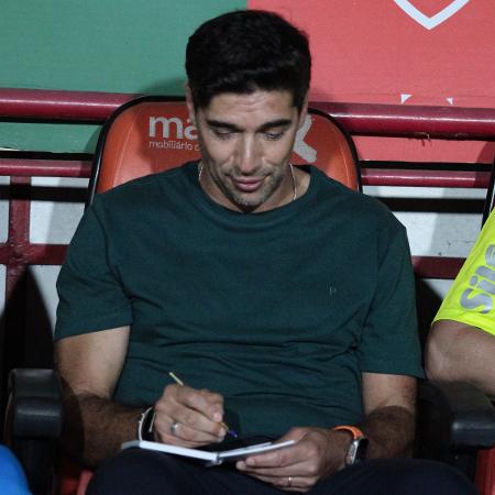 Abel Ferreira sorrindo em coletiva de imprensa do Palmeiras.