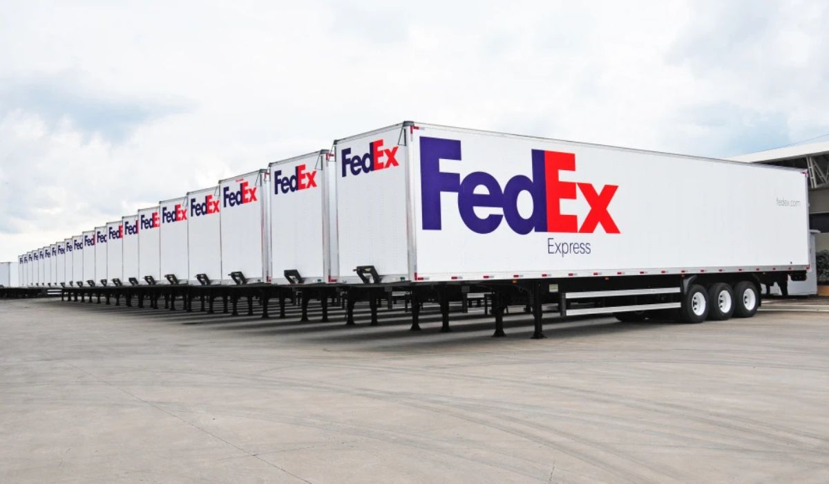 Logotipo da FedEx com mapa do Brasil em segundo plano.