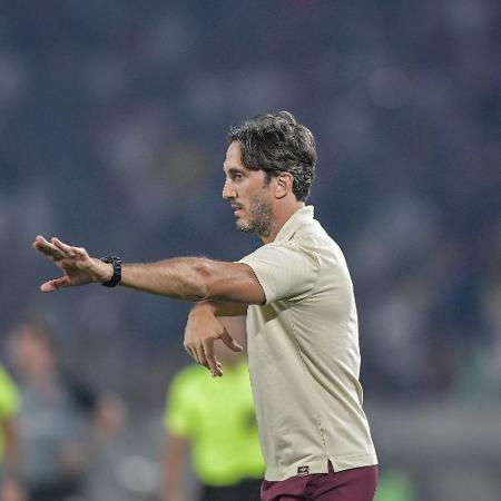 Técnico Zubeldía passa por cirurgia cardíaca, Fluminense enfrenta desafios.
